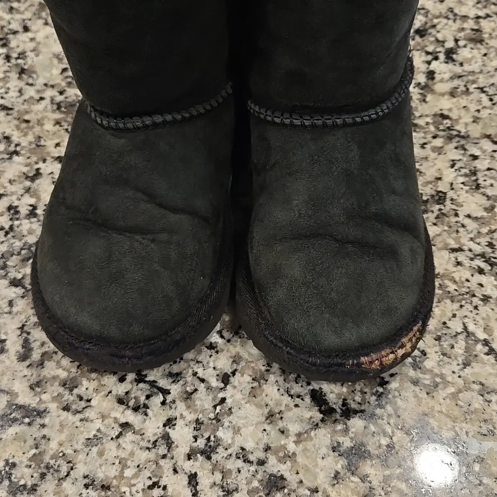 UGG BAILY BOW II BOOTS. SIZE GIRLS 9.
